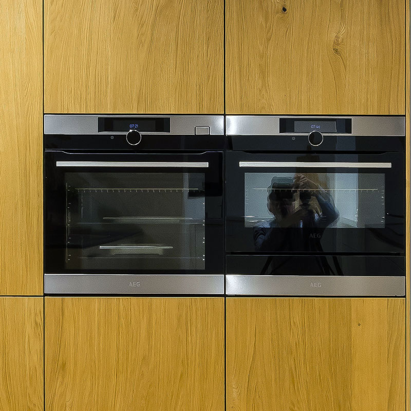 Grote houten kastenwand