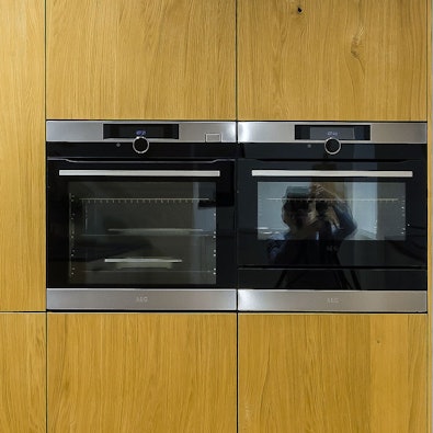 Grote houten kastenwand