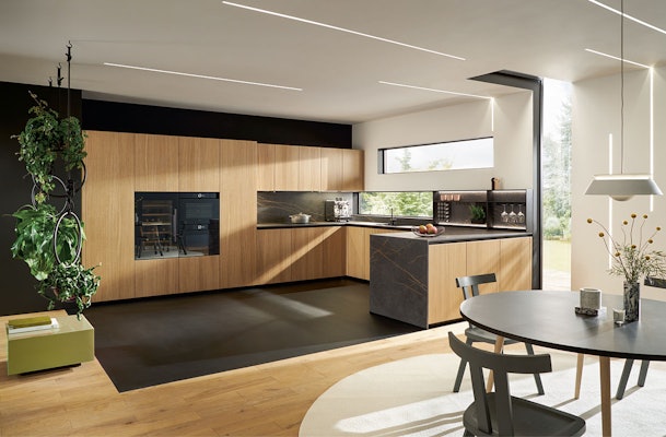 Een grote keuken in u-vorm