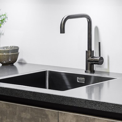 Gunmetal spoelbak en keukenkraan
