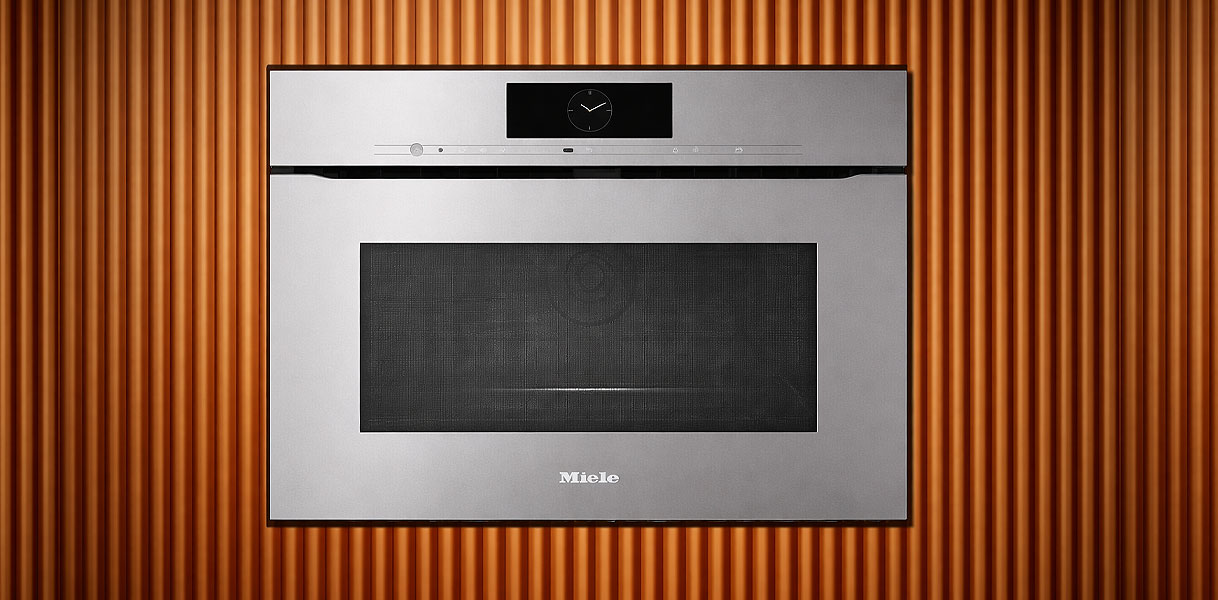 Miele H serie combimagnetron ingebouwd in warme houten keukenkasten met M Touch touchscreen en 43 liter inhoud