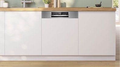 Half geïntegreerde vaatwasser met zichtbaar bedieningspaneel in moderne witte keuken