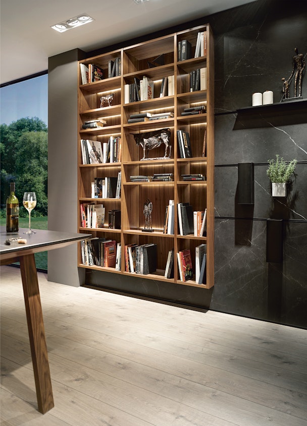 Half ingebouwde regalen met indirecte verlichting