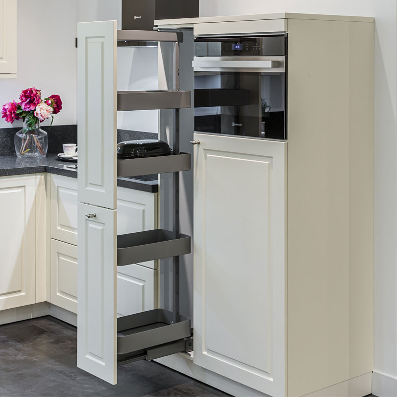 Halfhoge kast en apothekerskast