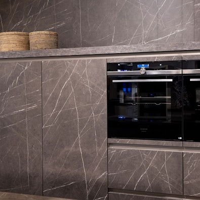 Halfhoge kastenwand met inbouwapparatuur