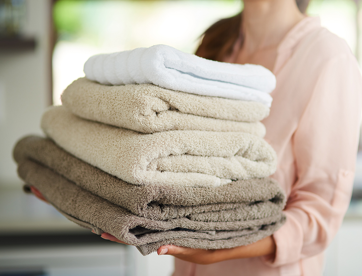 Stapel schone handdoeken gewassen op 60 graden voor optimale hygiëne