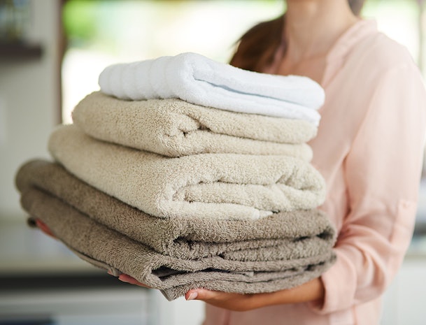 Stapel schone handdoeken gewassen op 60 graden voor optimale hygiëne