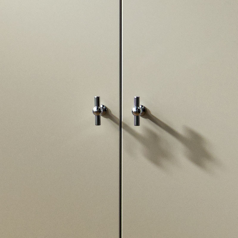 Glanzende handgreep op beige front.