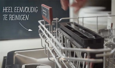 Bekijk de video om te zien hoe het uitneembare vetfilter in zijn geheel in de bovenste korf van de vaatwasser geplaatst kan worden.