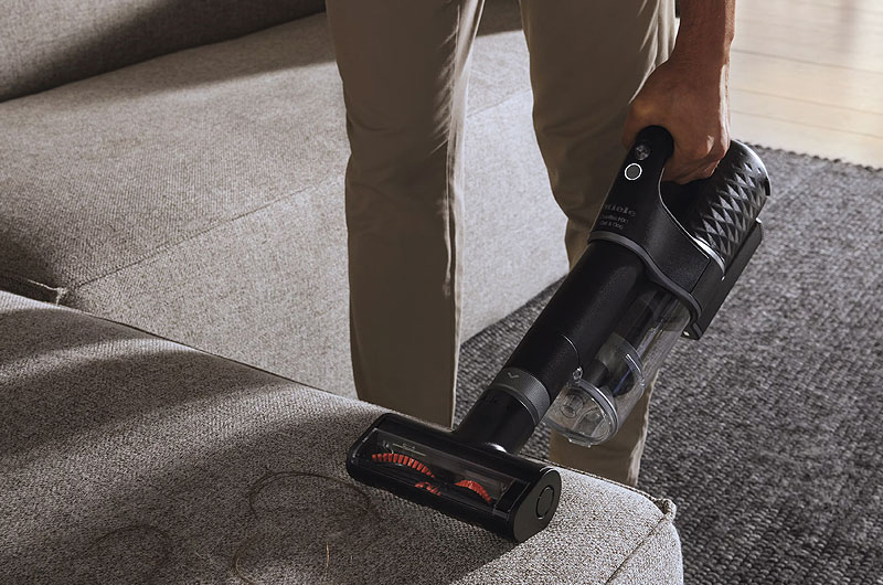 De handstofzuiger van een snoerloze steelstofzuiger.