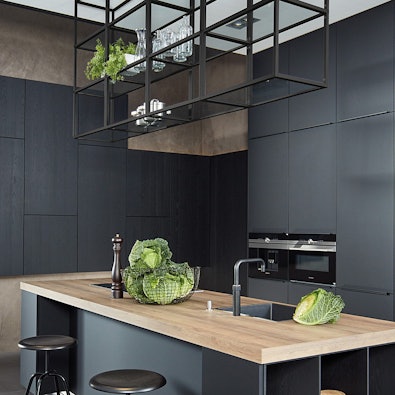 Hangende keukenrekken voor pannen.