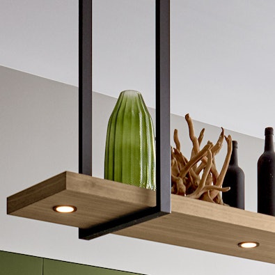 Zwart metalen hangende planken met houten legborden en geïntegreerde LED-spotverlichting voor decoratie.