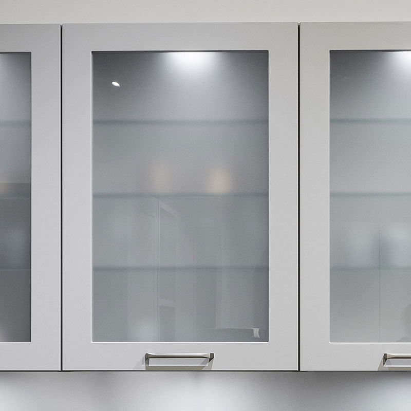 Hangkasten met melkglas deurtjes