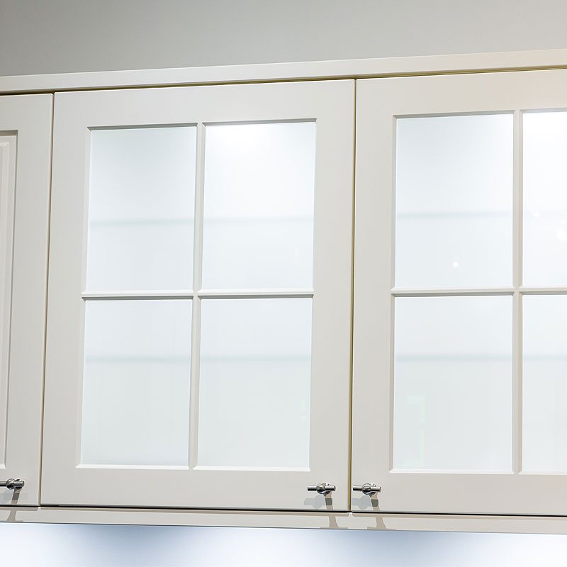 Hangkasten met spijlen en melkglas