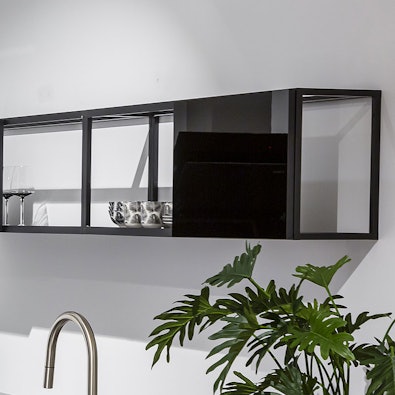 In zwart hoogglans en metaal uitgevoerde design hangkasten