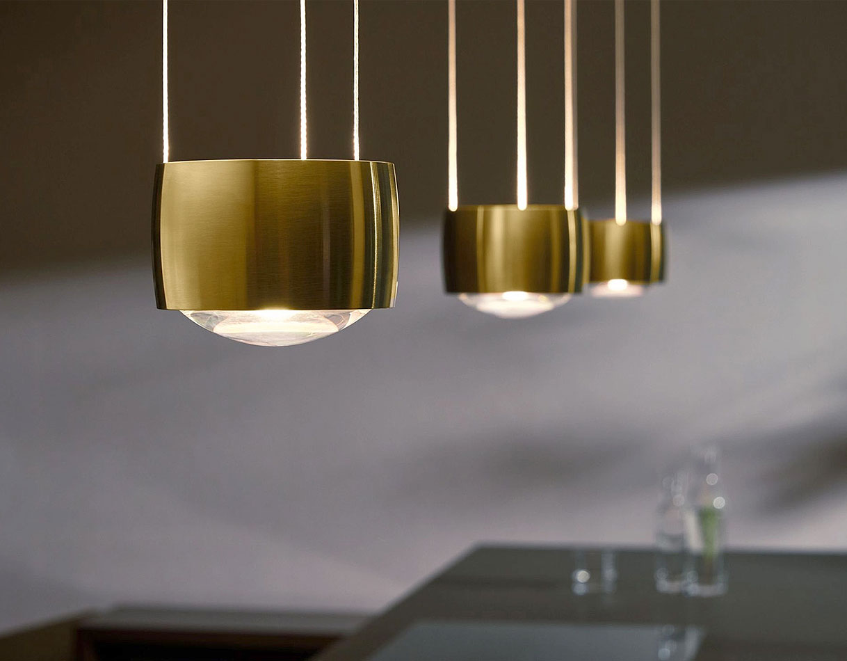 Moderne hanglampen boven kookeiland met gericht licht en strak design