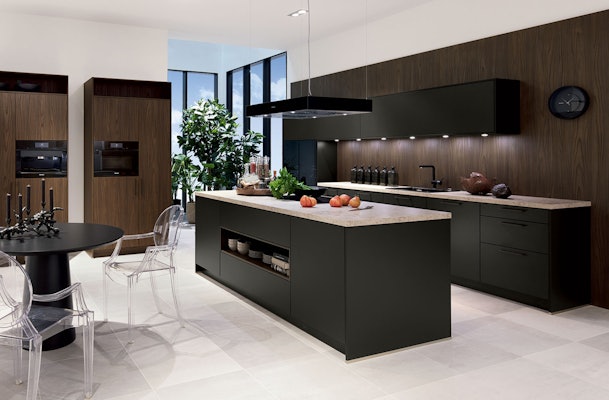 Havannazwarte keuken met hout.