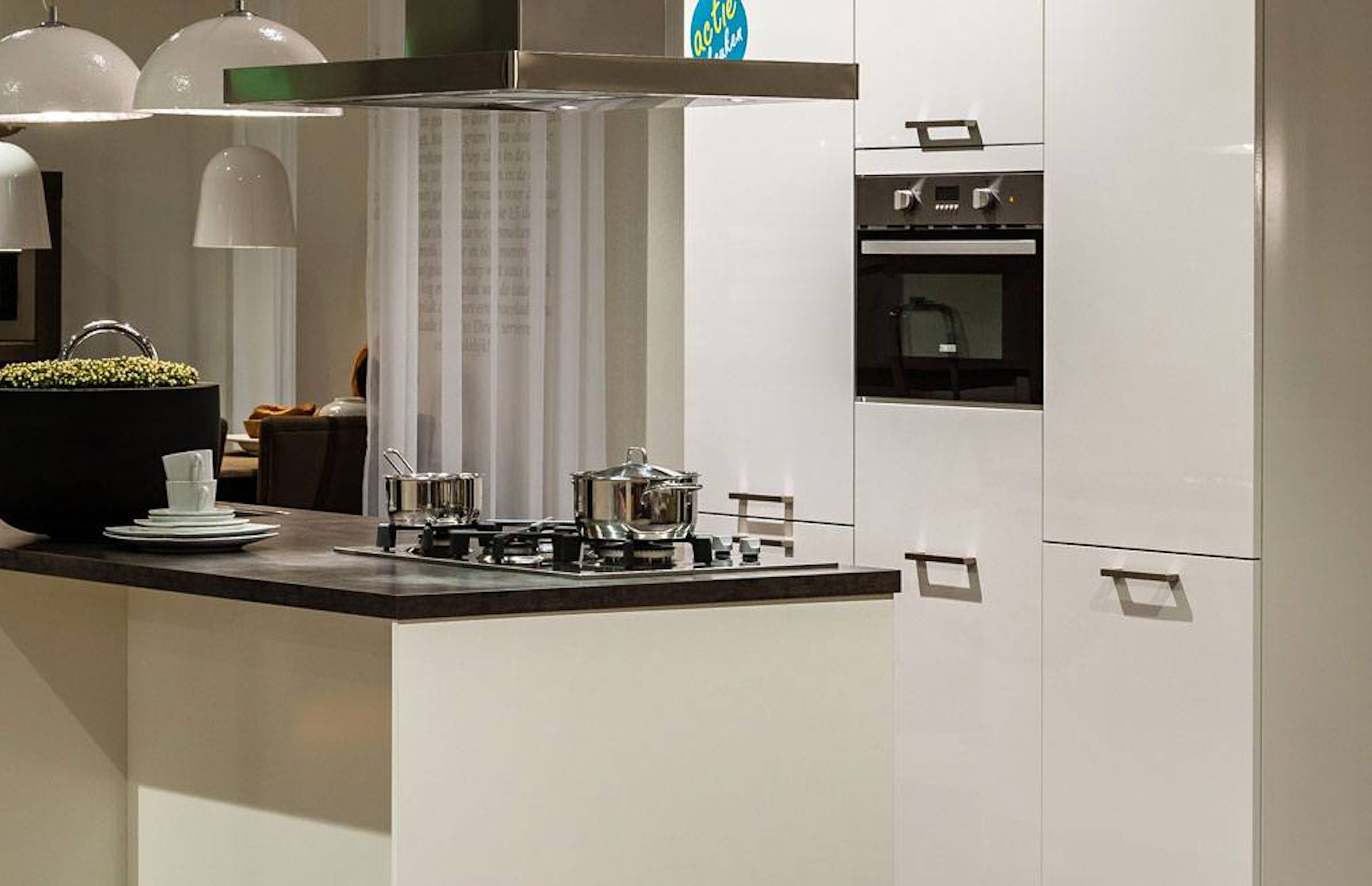 Moderne keuken met spoel-kookeiland en kastenwand