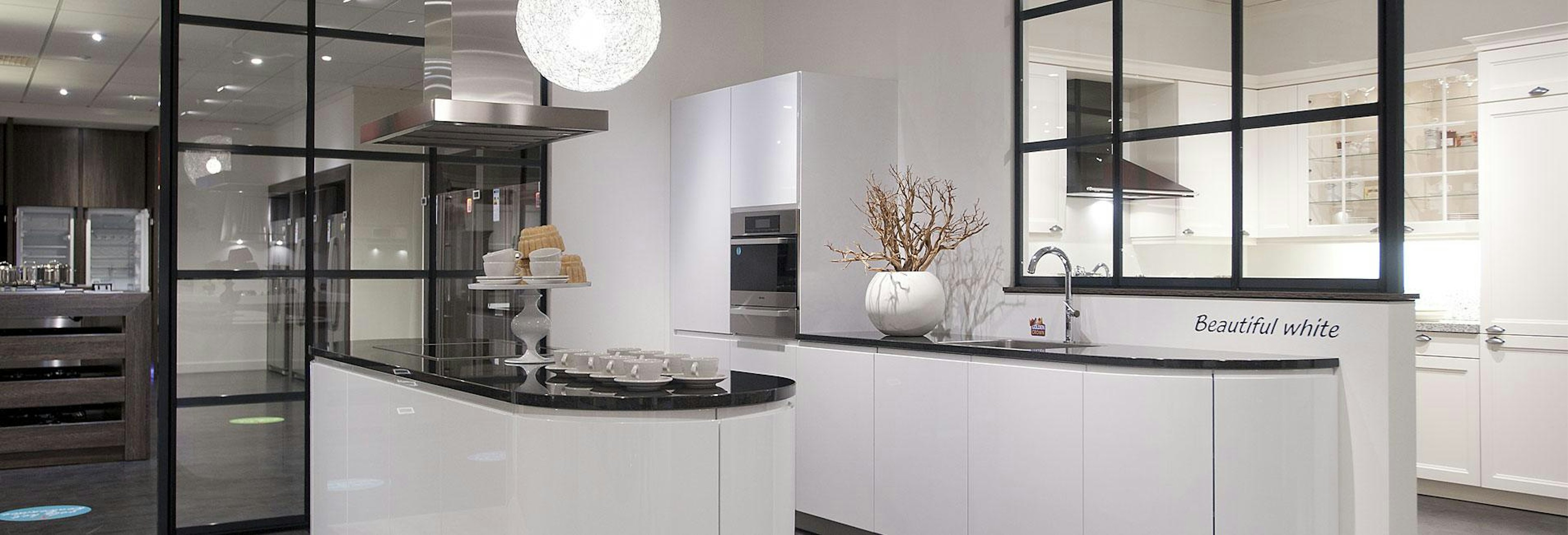Witte hoogglans design keuken met kookeiland