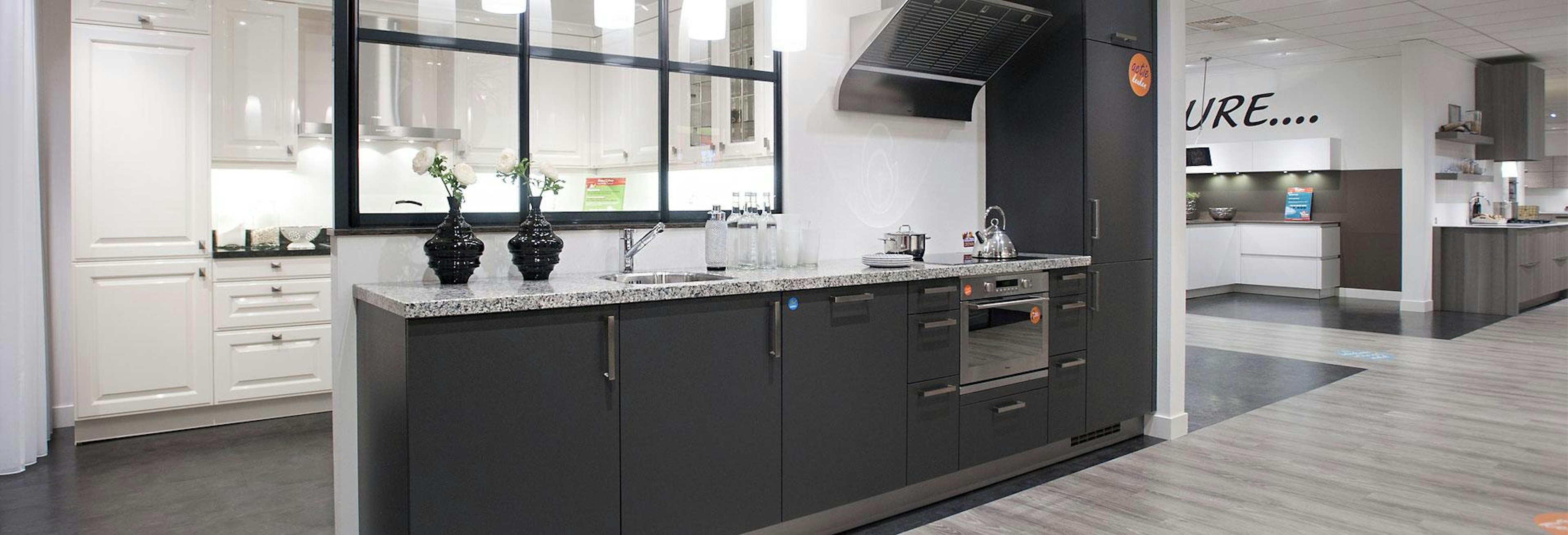 Moderne rechte keuken met granieten keukenblad