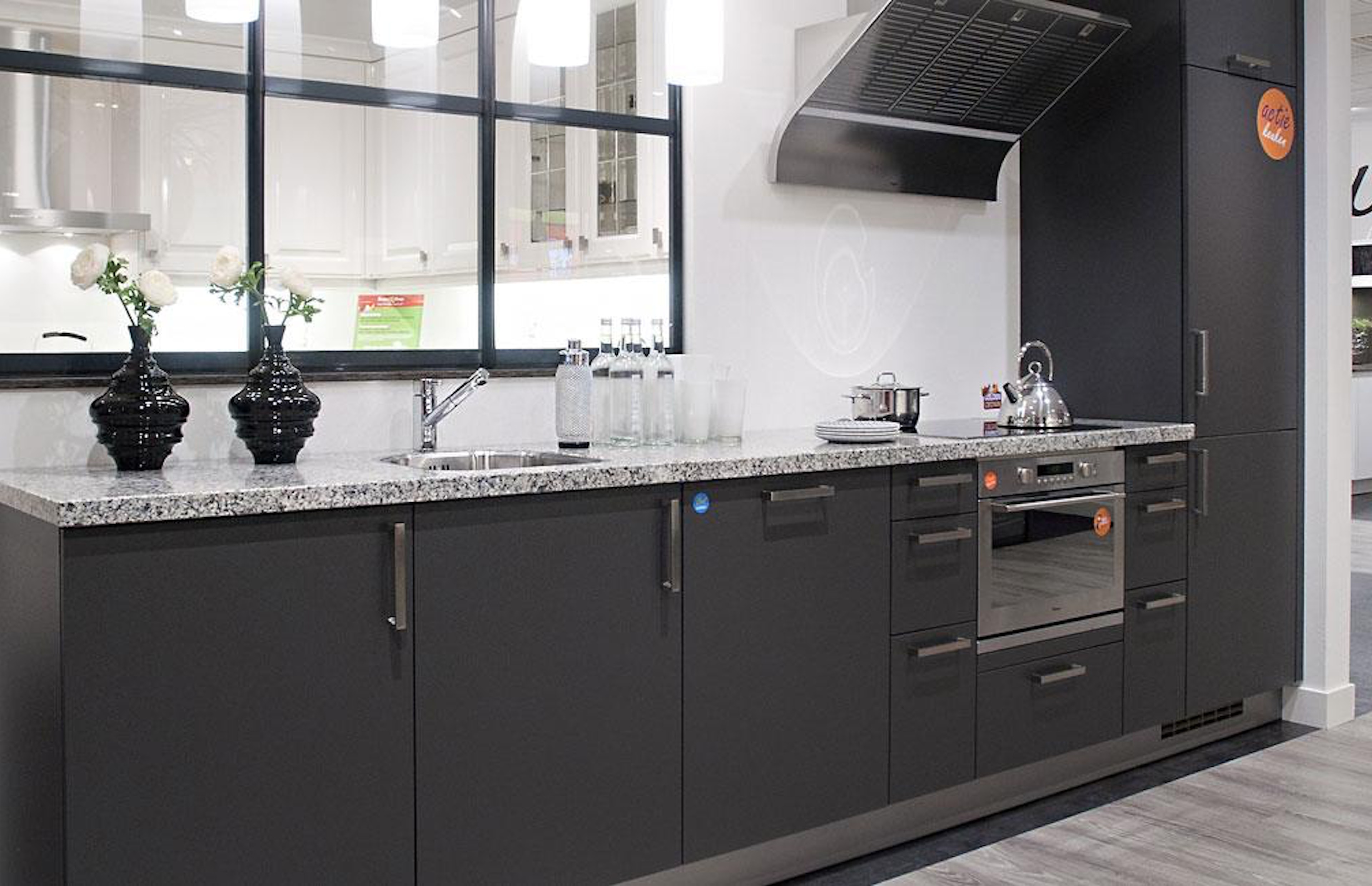 Moderne rechte keuken met granieten keukenblad