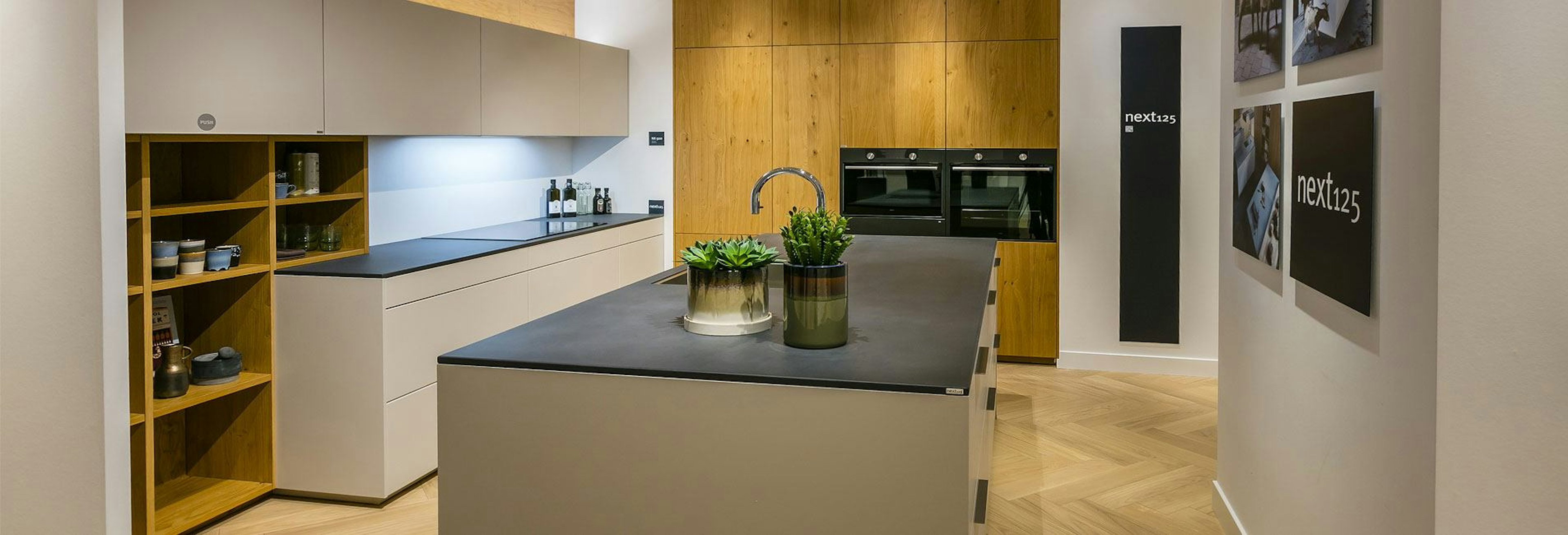 Zandgrijze keuken met betonlight blad