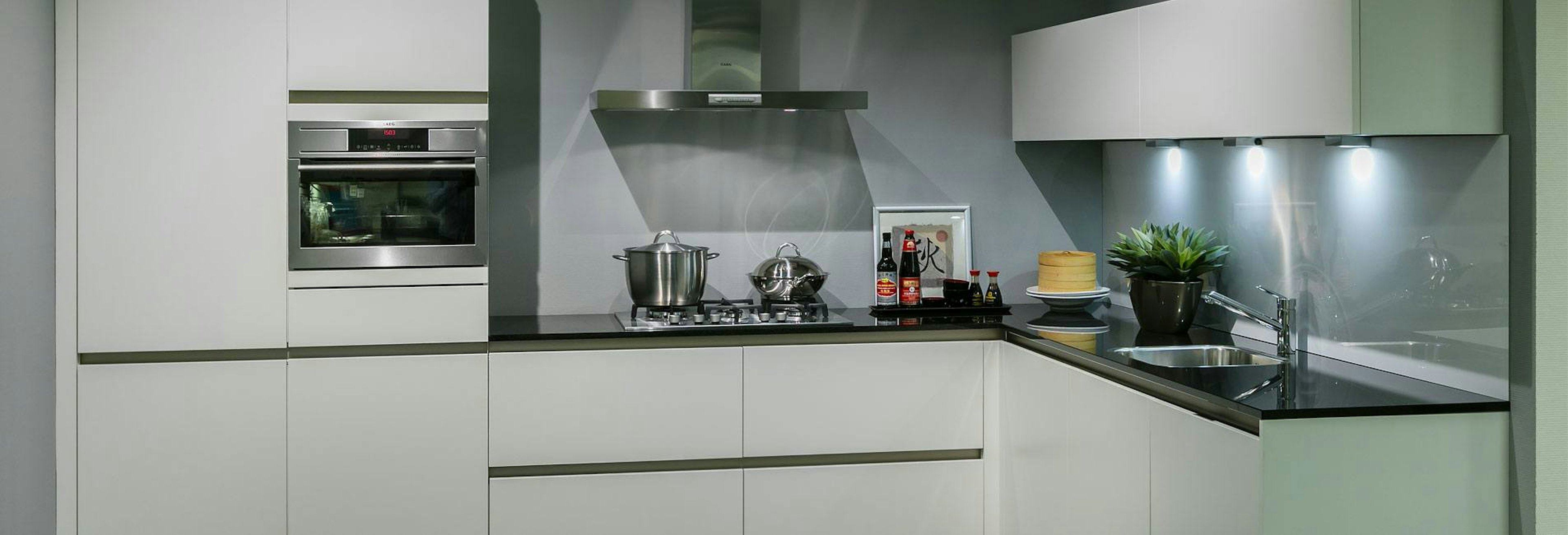 Greeploze witte keuken met granieten werkblad