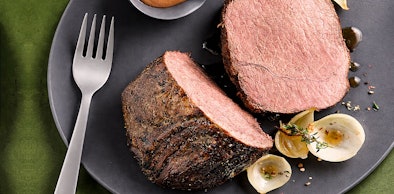 Gelijkmatig gebraden vlees op een donker bord bereid met de heteluchtfunctie van een Miele oven