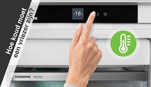 Hand stelt vriezer in op -18 graden via digitaal display