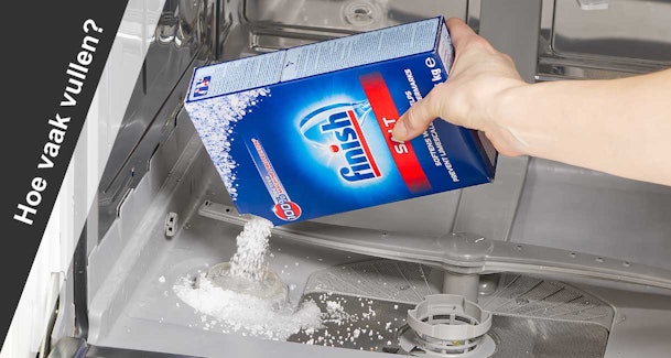 Hand vult vaatwasser zoutreservoir met Finish zout