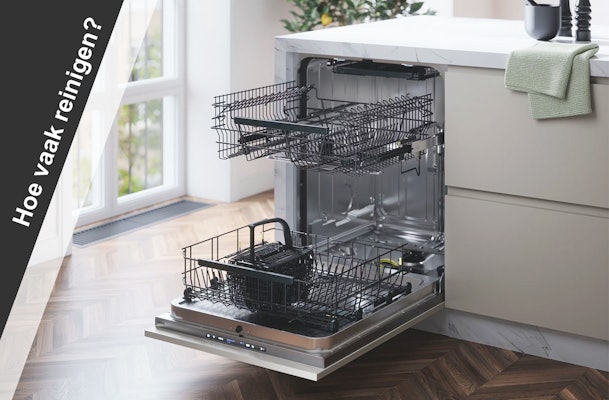 Open vaatwasser in moderne keuken met uitgeschoven rekken, klaar voor schoonmaakbeurt