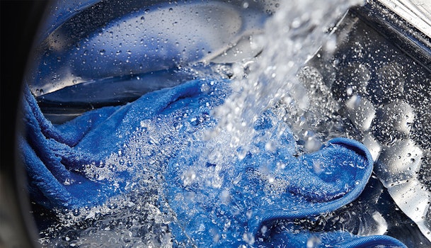 Water en wasmiddel worden via Spin&Spray technologie over één kledingstuk gesproeid