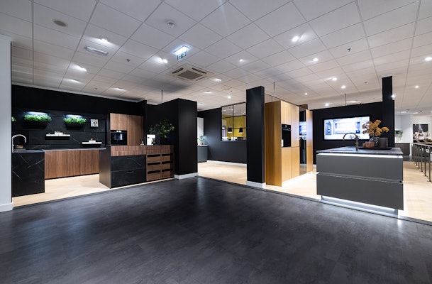 Hoekkeukens en andere keukenopstellingen in onze showroom.