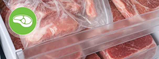 Vers vlees luchtdicht verpakt in de vriezer