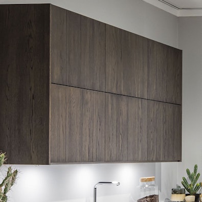 Hoge bovenkastjes van fineerhout met een lamelverdeling