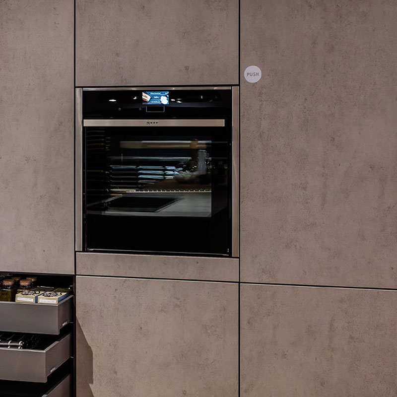 Hoge design keukenkast met inbouwapparatuur