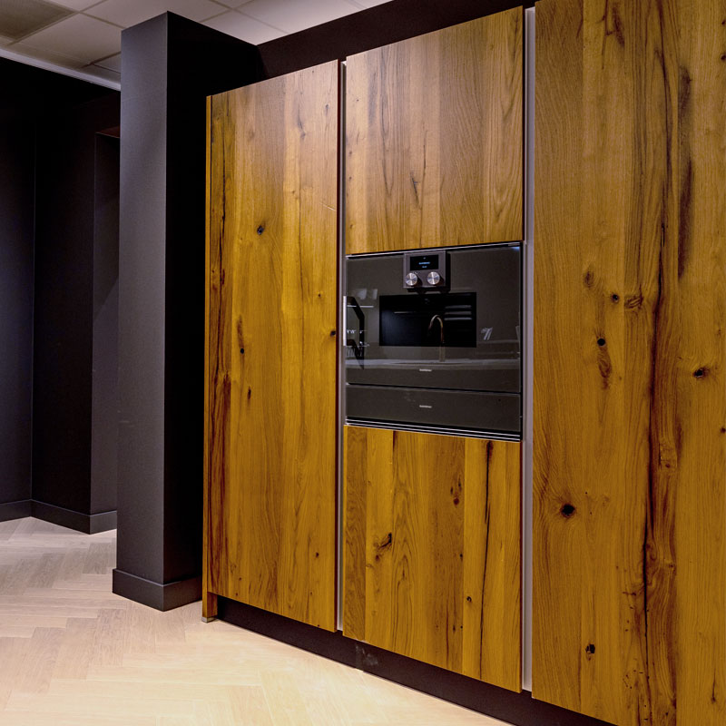 Hoge eiken kastenwand met verticale greeplijsten