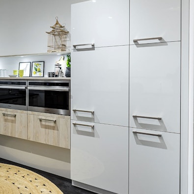 Hoge in hoogglans uitgevoerde kastenwand