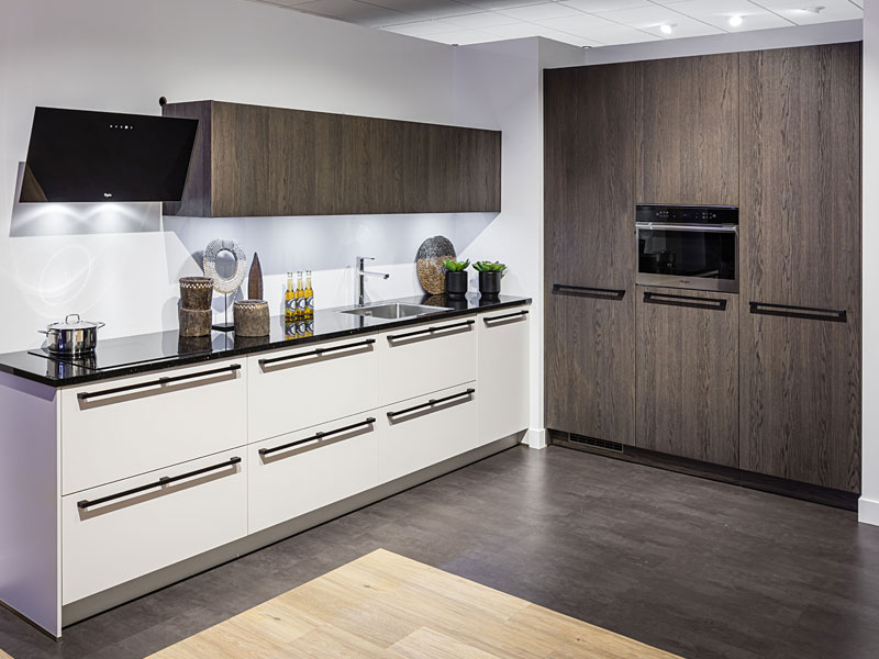 Hoge houten keukenkasten.