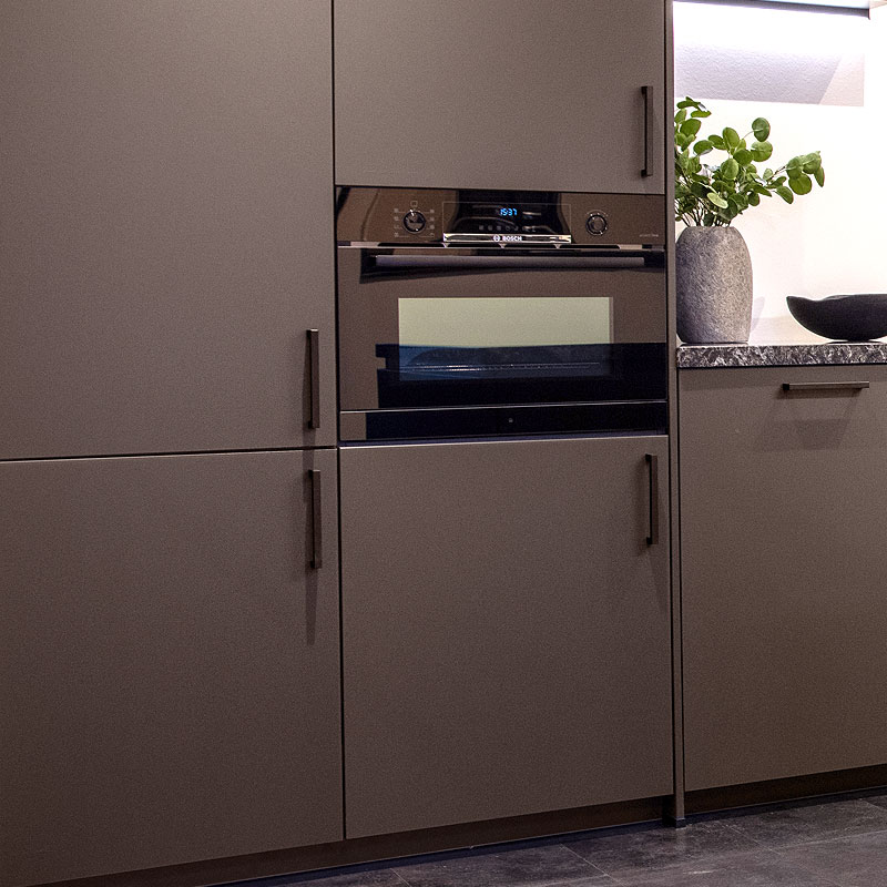 Hoge kast verbonden aan het spoelgedeelte