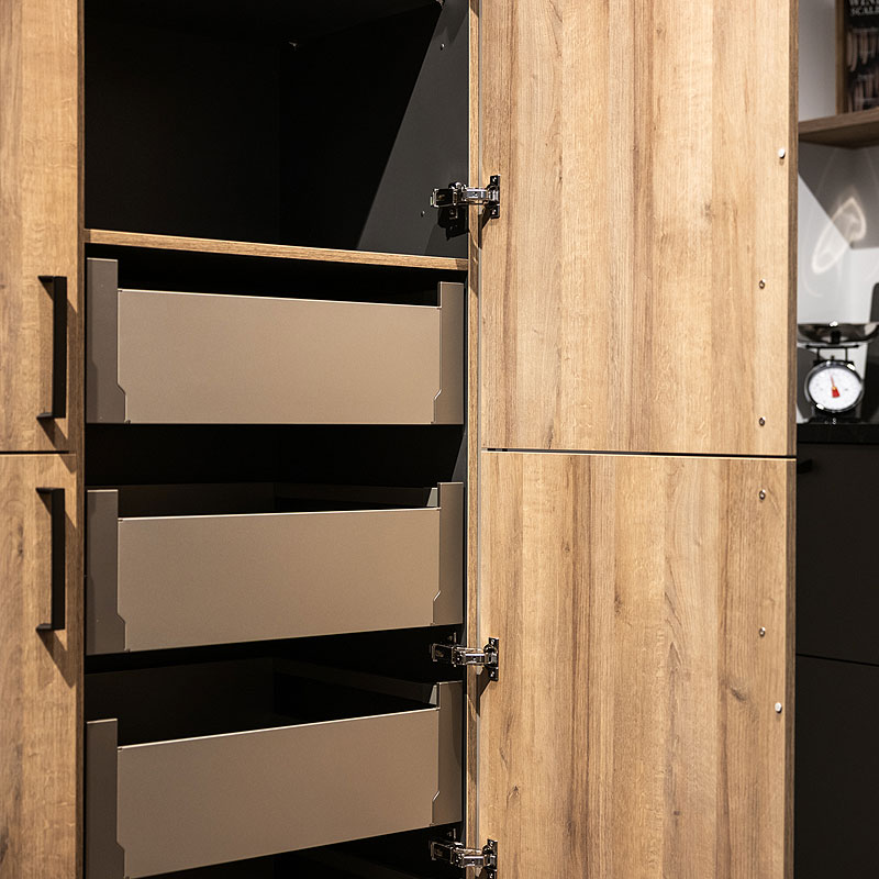 Hoge kast met binnenladen