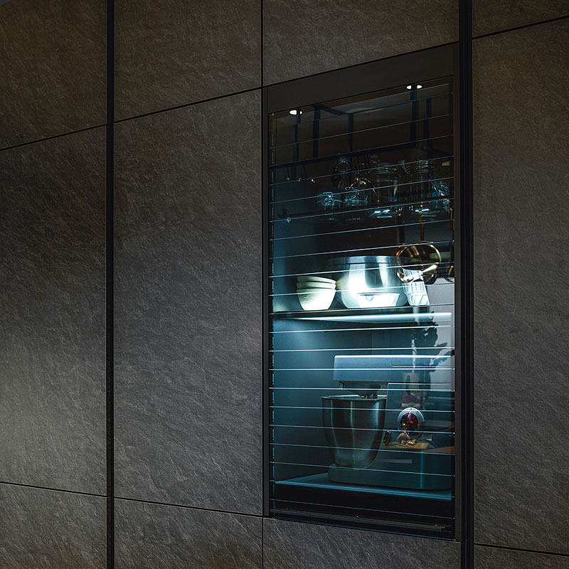 Hoge kast met glazen rolluik