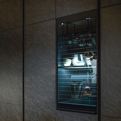 Hoge kast met glazen rolluik