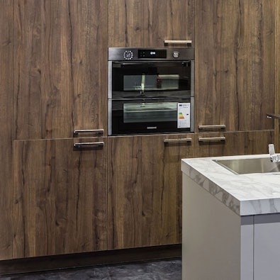 Hoge kast in houtprint