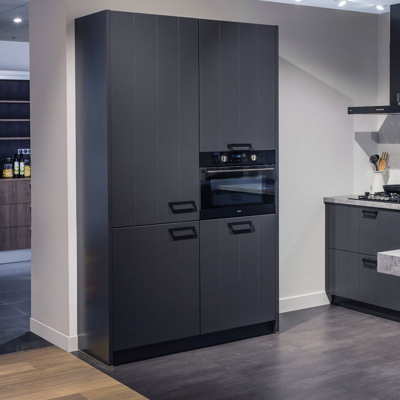 Hoge kast met inbouwapparatuur