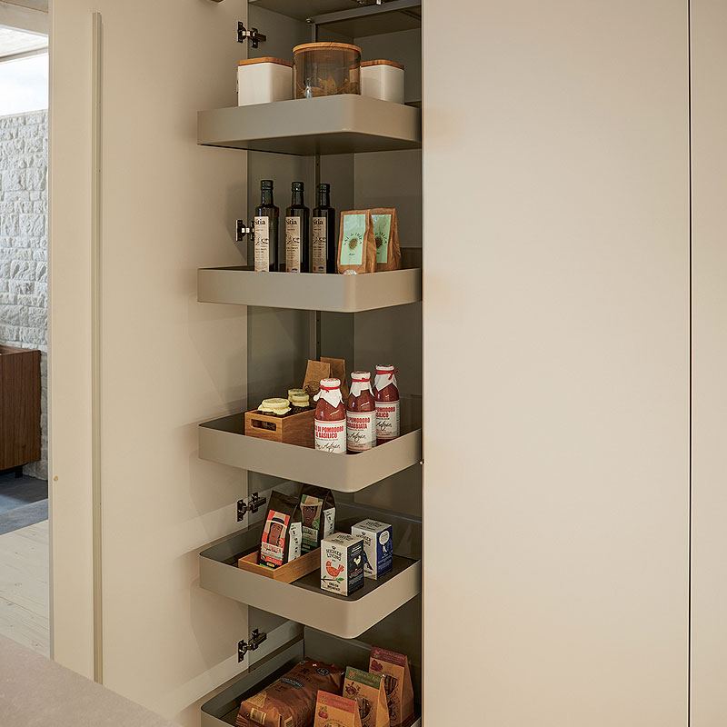 Hoge kast met uittrekladen