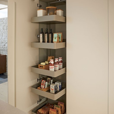 Hoge kast met uittrekladen