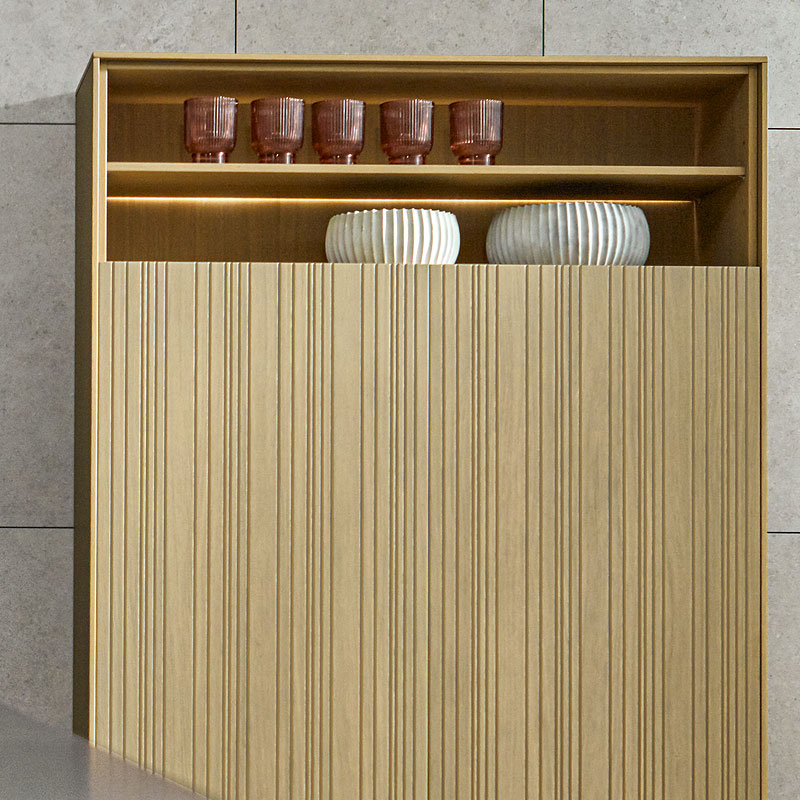 Hoge keukenkast met geribd eiken front.