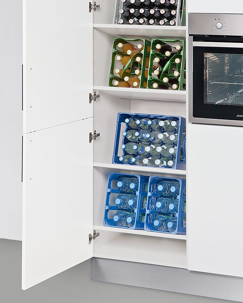 Hoge kast voor drankkratten.