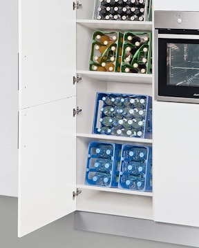 Hoge kast voor drankkratten.